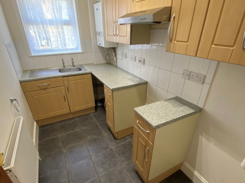 Lot: 171 - ONE-BEDROOM FLAT WITH PARKING AND A SHARE OF FREEHOLD - A view of the kitchen prior to the latest occupancy